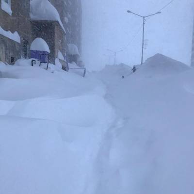 Мощный снегопад завалил Норильск. Люди роют в нем ходы