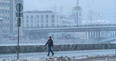 Москвичей предупредили о гололеде в первый день зимы