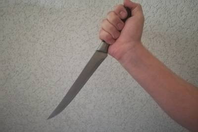 В Орске знакомый ударил женщину ножом