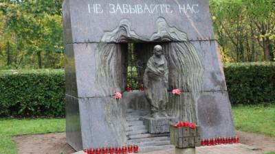 Пьяный бомж разгромил памятник Узникам нацизма в Красном Селе