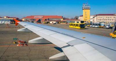 Прибывший из Москвы в Краснодар самолет повредили трапом