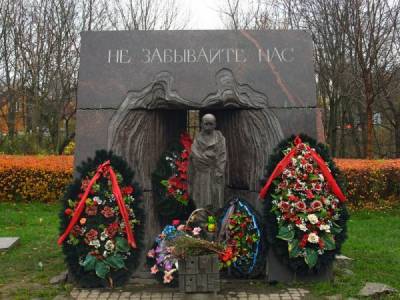 Памятник узникам нацизма в Красном Селе пострадал от рук пьяного бомжа