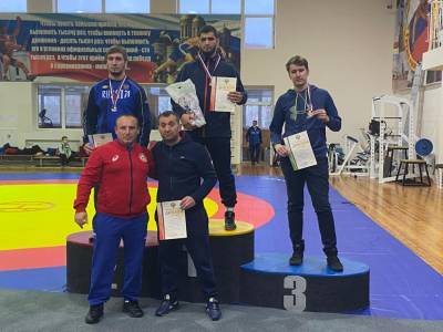 Двое сахалинских борцов завоевали бронзовые медали на первенстве России