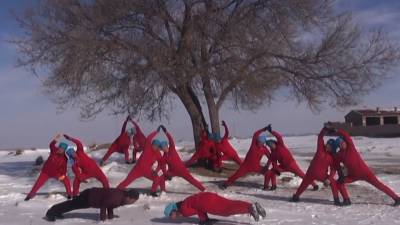 Пожилые йоги продемонстрировали мастерство в заснеженном Китае.