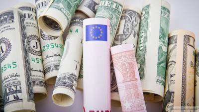 Торги на Мосбирже открылись падением курсов доллара и евро
