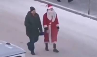На улицах Тюмени уже можно встретить Деда Мороза