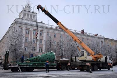 В Кургане на центральной площади города начали устанавливать елку