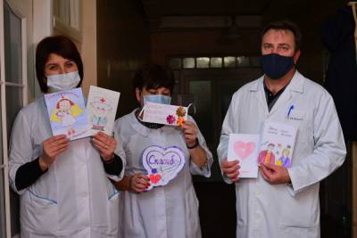 Дети ДНР нарисовали открытки для врачей ковидных госпиталей