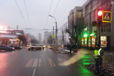 В Рязани водитель иномарки сбил пешехода на светофоре и скрылся