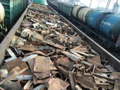 Южноуральский подросток на ходу сбросил из поезда 260 кг металлолома