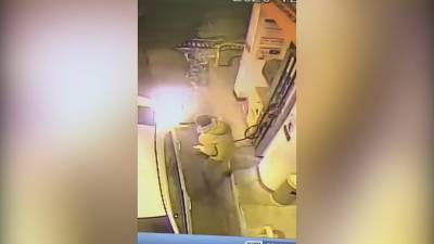 Россиянин едва не сжег свой автомобиль и заправку (видео)