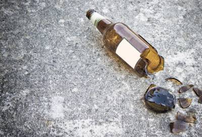 Пьяный бездомный бил бутылки о памятник Узникам нацизма в Красном Селе