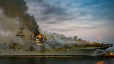 ВМС США решили списать десантный корабль после пожара на нем