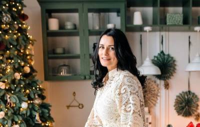Словно невеста: Елизавета Глинская очаровала сеть новогодней фотосессией в белом платье