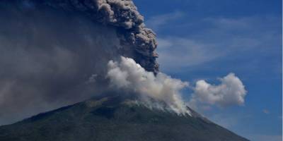 Извержение вулкана Левотоло: власти Индонезии эвакуировали более 4,5 тысяч человек