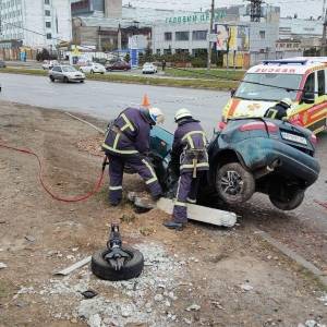 В Запорожье «Ланос» влетел в столб: водитель погиб. Фото