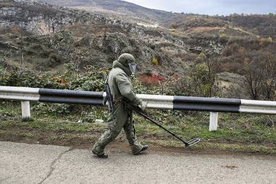 Российские саперы обезвредили около тысячи боеприпасов в Карабахе