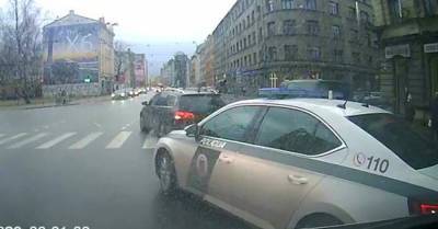 ВИДЕО: "Мгновенная карма". В Риге объехавший пробку водитель был сразу наказан полицией