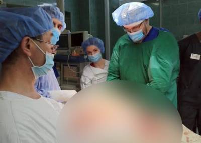 Столичные врачи удалили мужчине 12-килограммовую опухоль