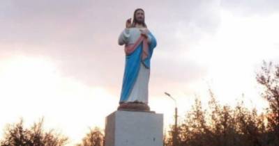 Деньги собирали всем селом: под Запорожьем памятник Ленину заменили на статую Христа