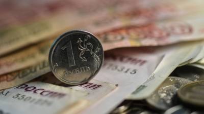 Курс рубля подрос по отношению к доллару и евро