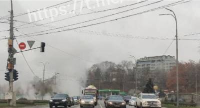Порыв теплотрассы в Киеве: Дома остались без горячей воды и отопления