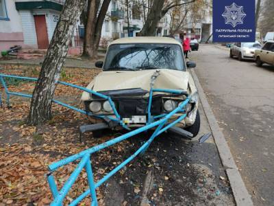 В Рубежном пьяный в стельку водитель ударил три припаркованных авто и разбил свой "ВАЗ"