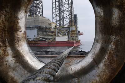 Средняя цена на нефть Urals упала в 1,4 раза
