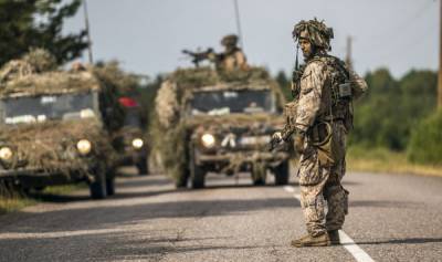Солдаты на улицах и сроки за призывы: в Латвии всерьез возьмутся за Covid-19
