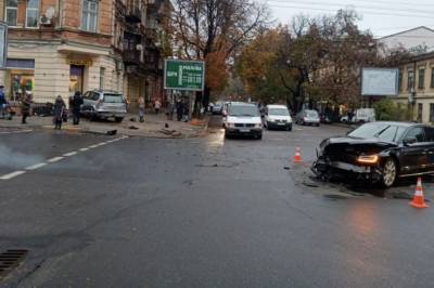 В Одессе внедорожник протаранил легковушку, сбил столб и врезался в дом (видео)