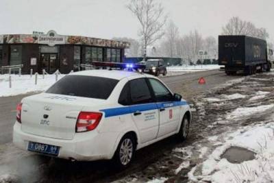 В Тверской области мужчина попал под многотонный грузовик