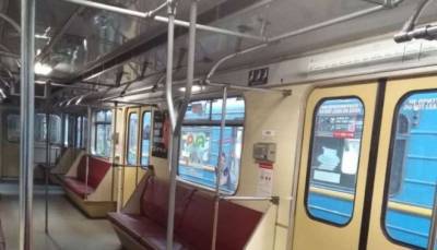 В метро Киева появился вагон с необычными перилами