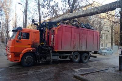 На западе Волгограда мусоровоз повредил часть трубы с горячей водой