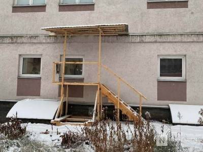 Сотрудникам больницы Нижнего Новгорода организовали вход через окно