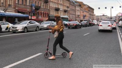 Девочка на самокате попала под колеса машины в Петербурге