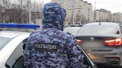 В Петербурге по горячим следам поймали разбойников, укравших у избитого мужчины два "Айфона"
