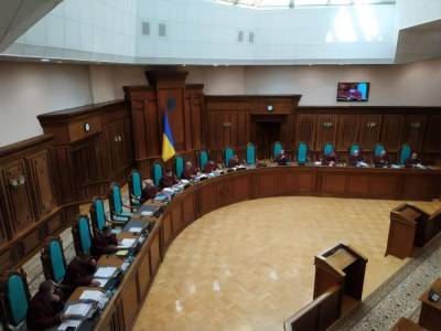 Конституционный Суд Украины хочет возобновить заседания. Он полноценно не собирался почти месяц