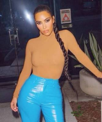 Бирюзовые брюки + боди цвета нюд: эффектный образ Ким Кардашьян