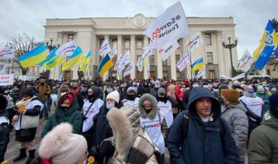 Украинские депутаты пошли навстречу митингующим у Рады предпринимателям