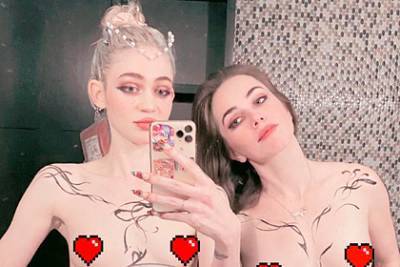 Жена Илона Маска выложила голое фото из туалета с подругой-моделью