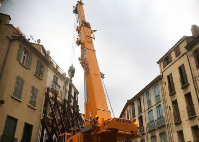 Во Франции 300-килограммового мужчину вытащили из дома подъемным краном
