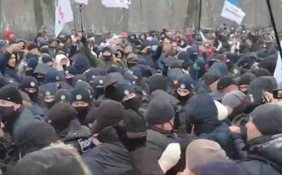 Киев колотит: полиция поднята по тревоге, под Радой начались столкновения