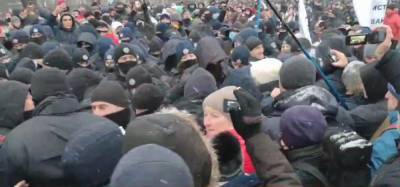 В Киеве начались столкновения протестующих и полиции