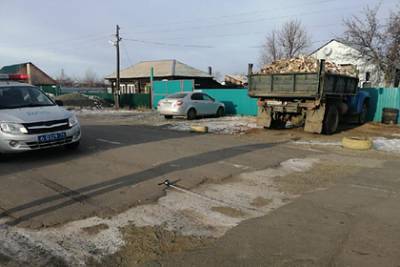 Российского чиновника обязали отремонтировать «гребаную яму» на дороге
