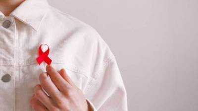 Инфекционист Юрин назвал цену дешевого и дорогого вариантов лечения ВИЧ