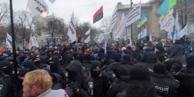 На митинге возле Рады произошли стычки