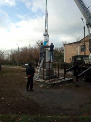 В одном из украинских сел памятник Ленину заменили статуей Иисуса Христа