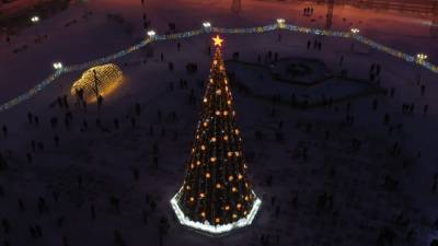В Якутии зажгли первую в России новогоднюю ёлку — видео