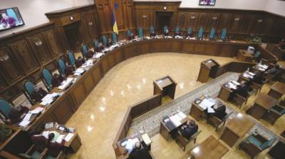 Конституционный суд возобновит работу в декабре
