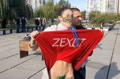 Столичный суд оштрафовал активистку Femen, которая голой встретила Зеленского на выборах, на 85 грн